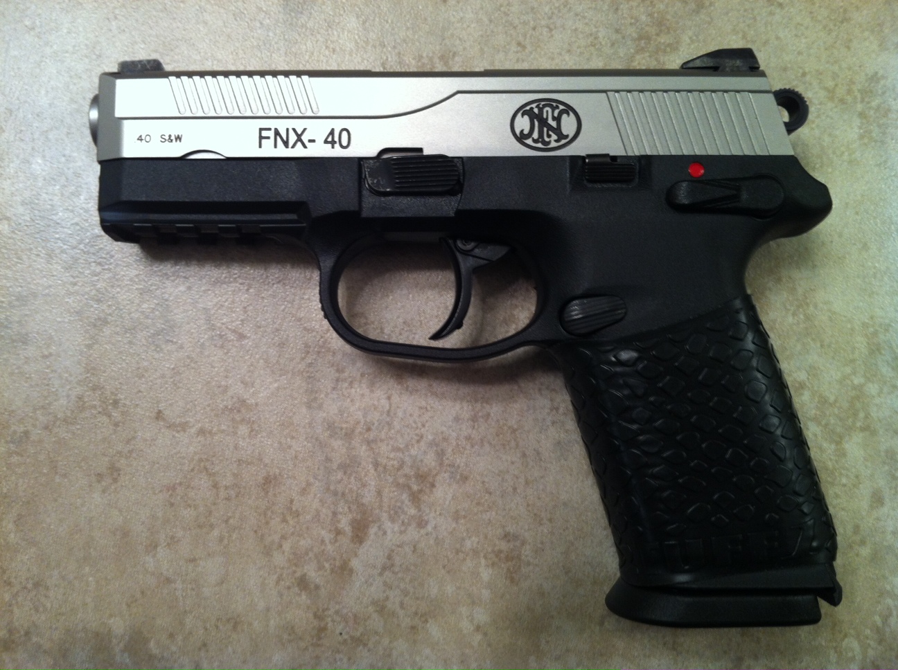 FNX-40 with Black TUFF1 Boa Grip