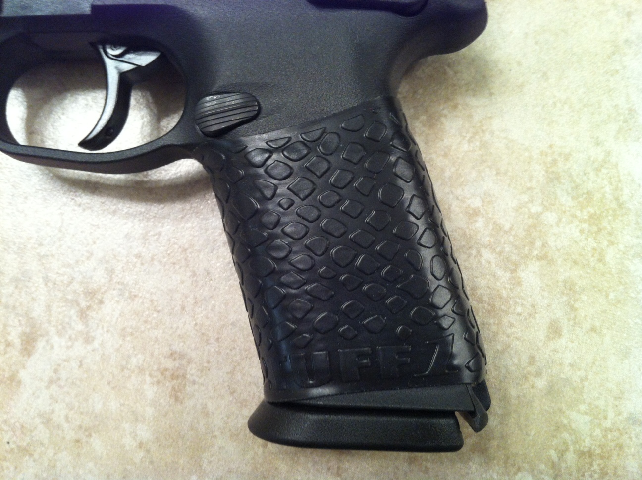 FNX-40 Pic 2 Close-up of Black TUFF1 Boa Grip