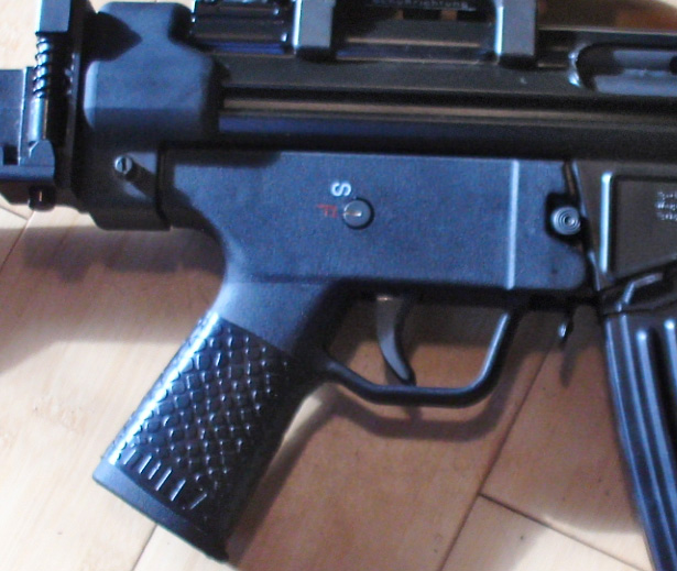 Close up of TUFF1 Boa (Black) Grip on HK93 Clone