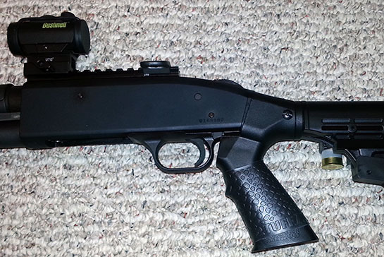 Close-up TUFF1 Boa Black on Mossberg 500